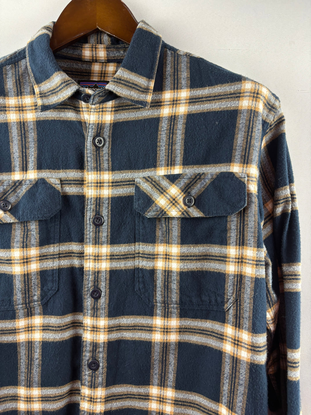 Men’s Patagonia Medium Navy Plaid Flannel Button Up