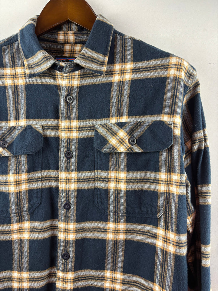 Men’s Patagonia Medium Navy Plaid Flannel Button Up