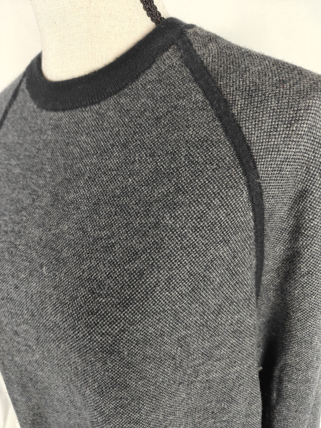 Women’s Banana Republic Sweater Gray Black Size M