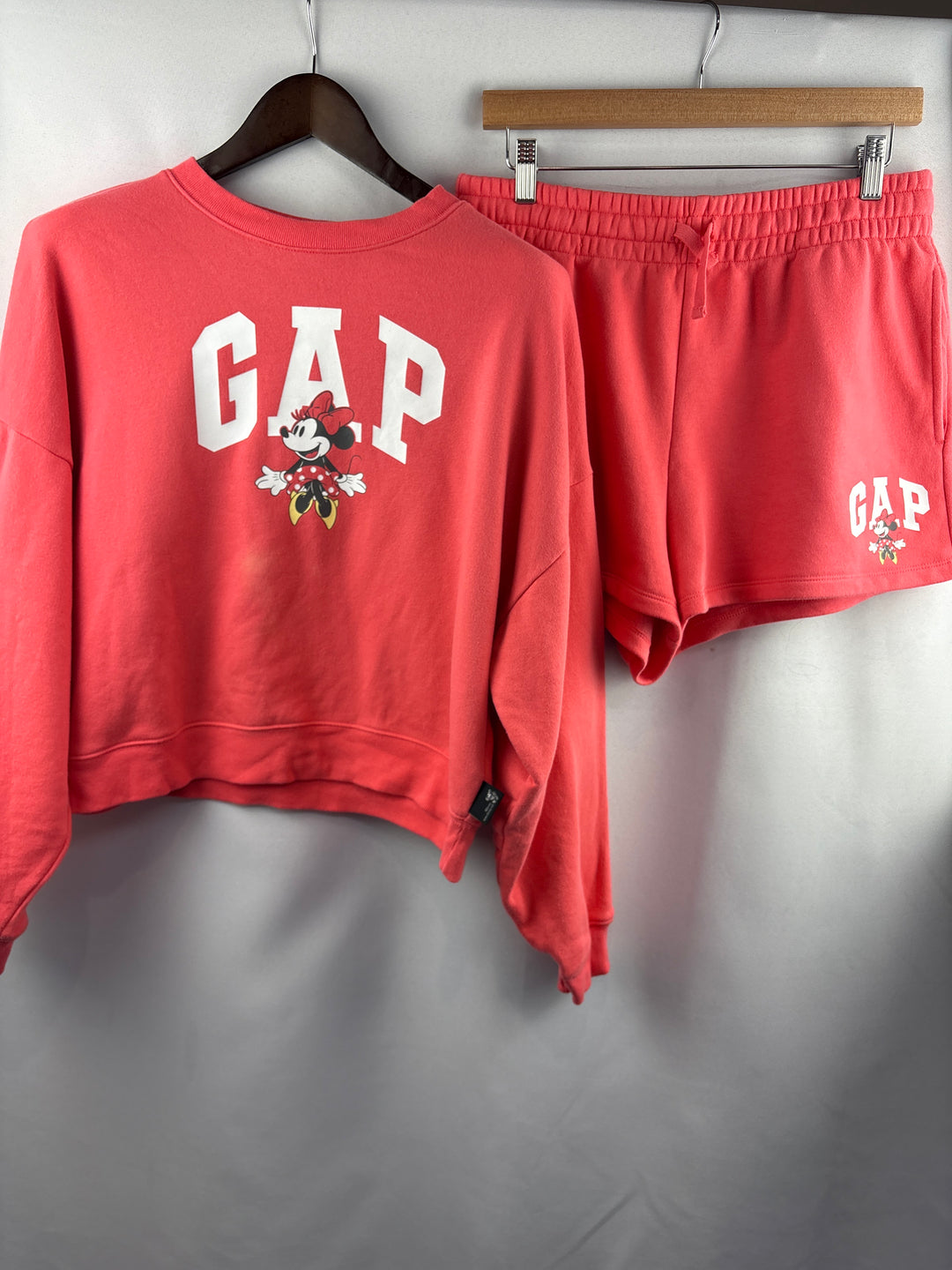 Women’s GAP Medium Salmon Minnie Mouse Crewneck/Short Set