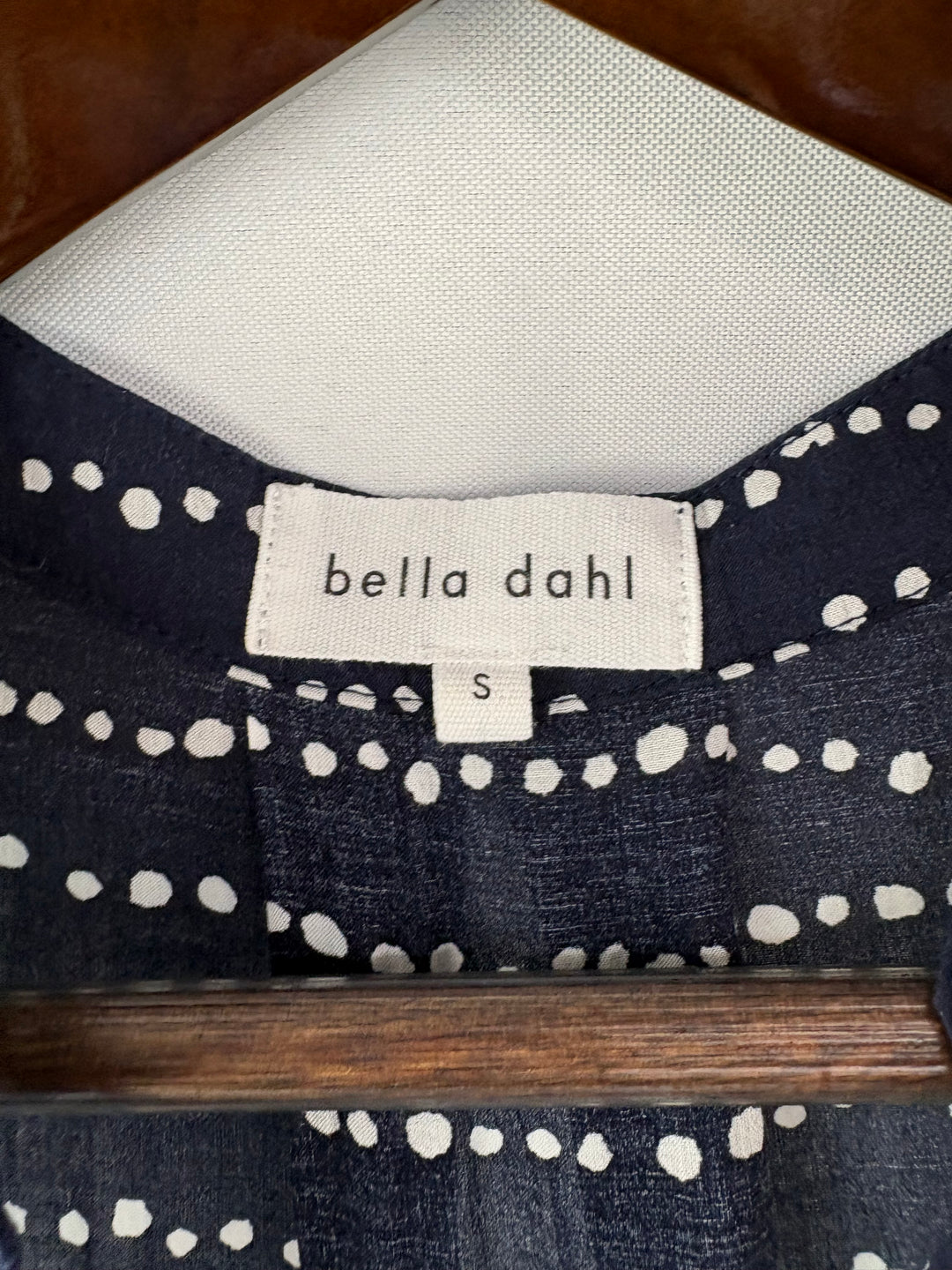 Women’s Bella Dahl Small Navy Sleeveless Blouse w/ White Polka Dots