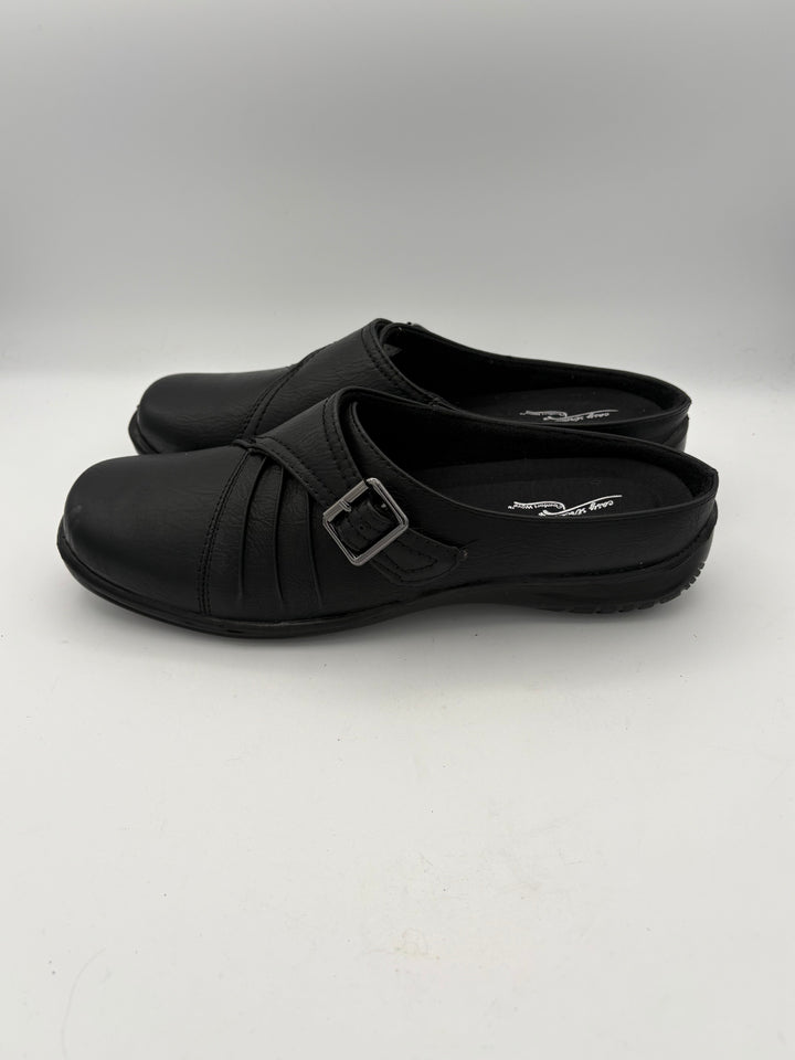 Women’s Easy Street Size 8 Black Leather Slip On Shoes