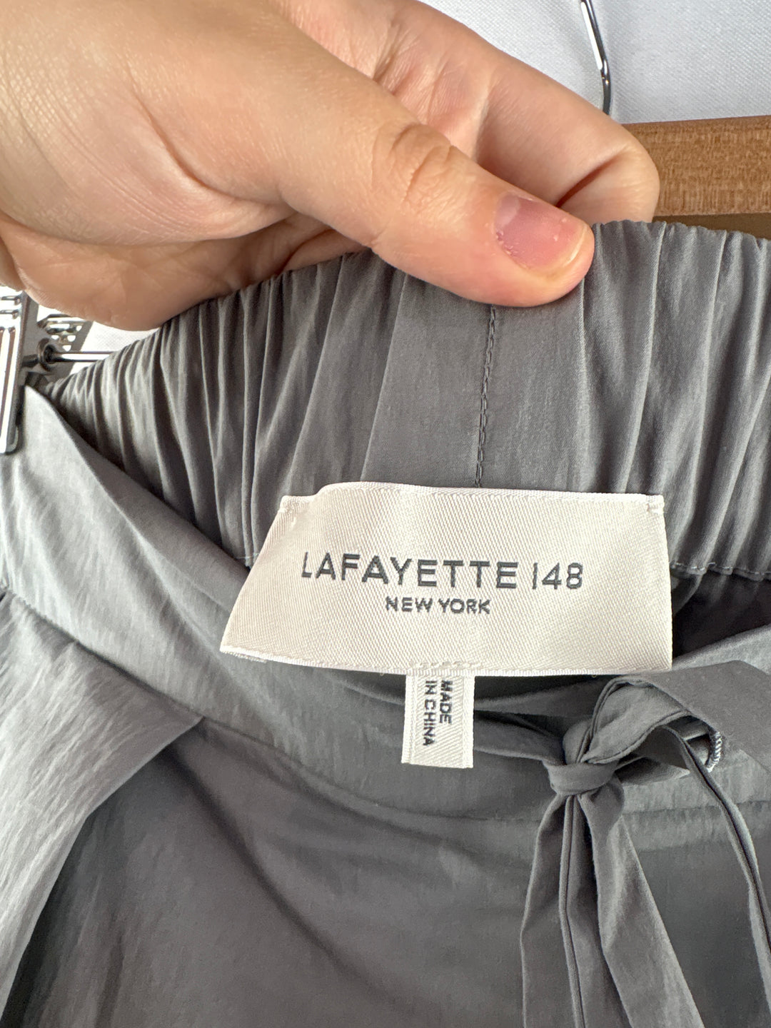 Women’s Lafayette 148 Medium Light Gray Pleated Pants
