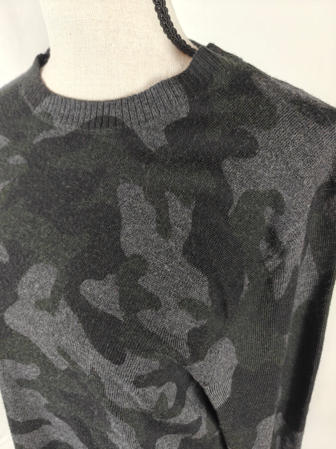 Women’s Banana Republic Camo Sweater Gray Size M