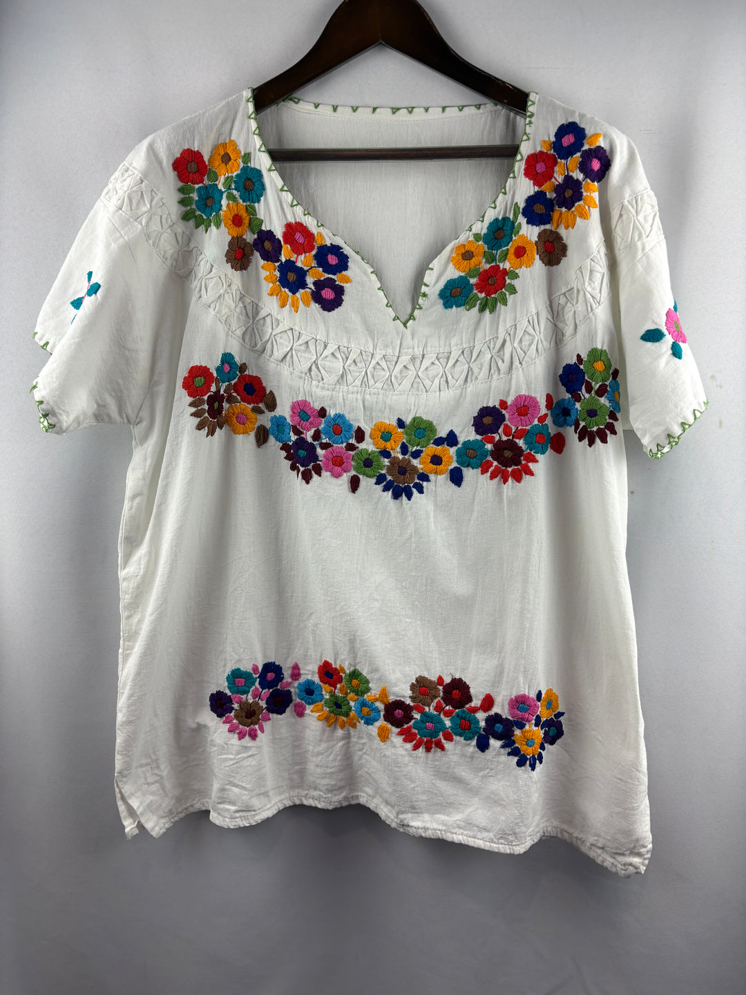 Women’s Handmade XL White w/ Floral Embroidery Blouse