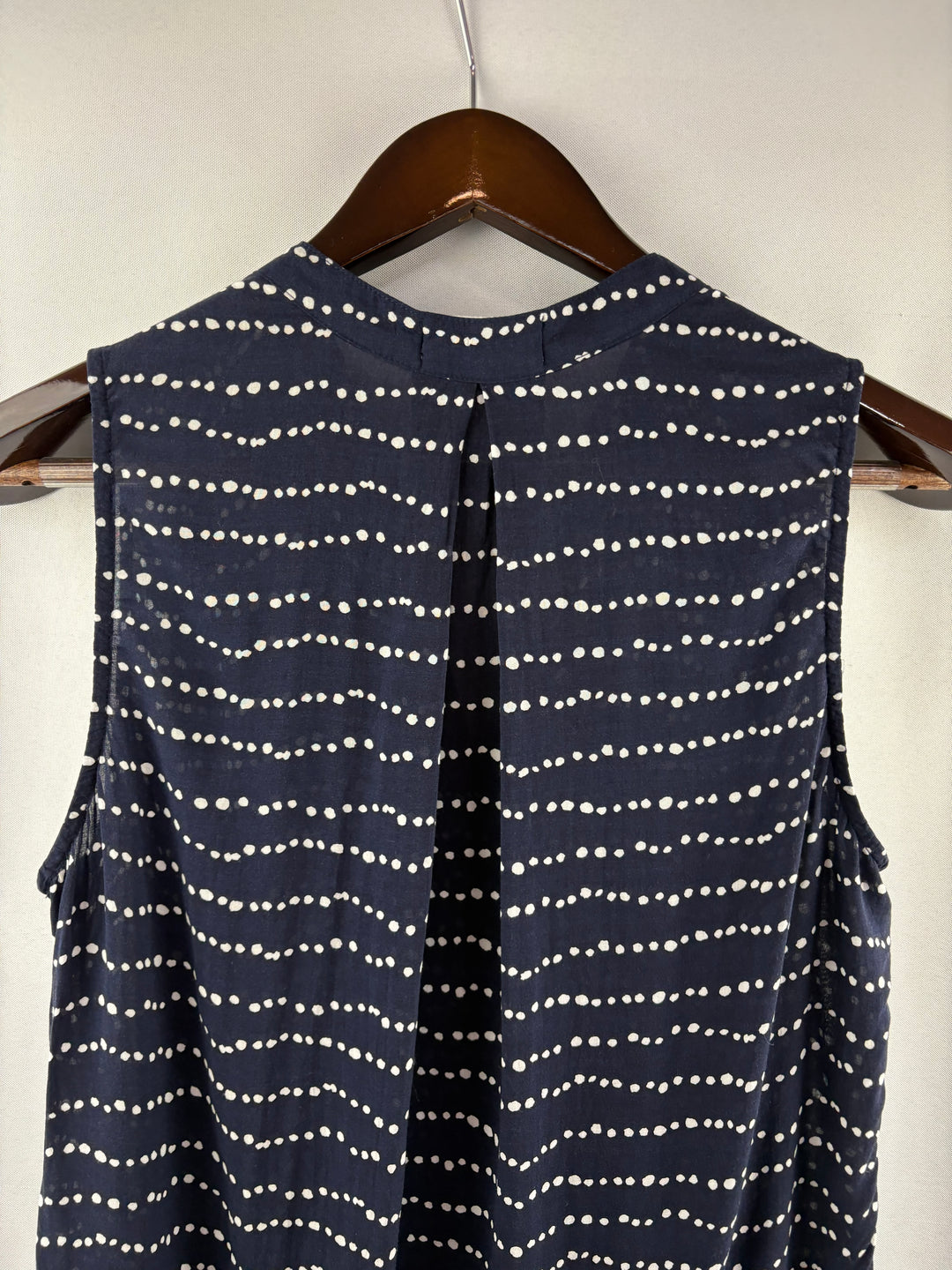 Women’s Bella Dahl Small Navy Sleeveless Blouse w/ White Polka Dots