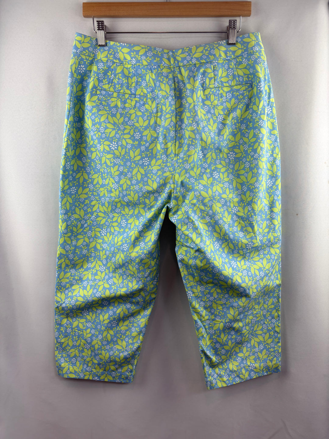 Women’s Liz Claiborne Size 12 Blue w/ Green Leaf Patterned Capris