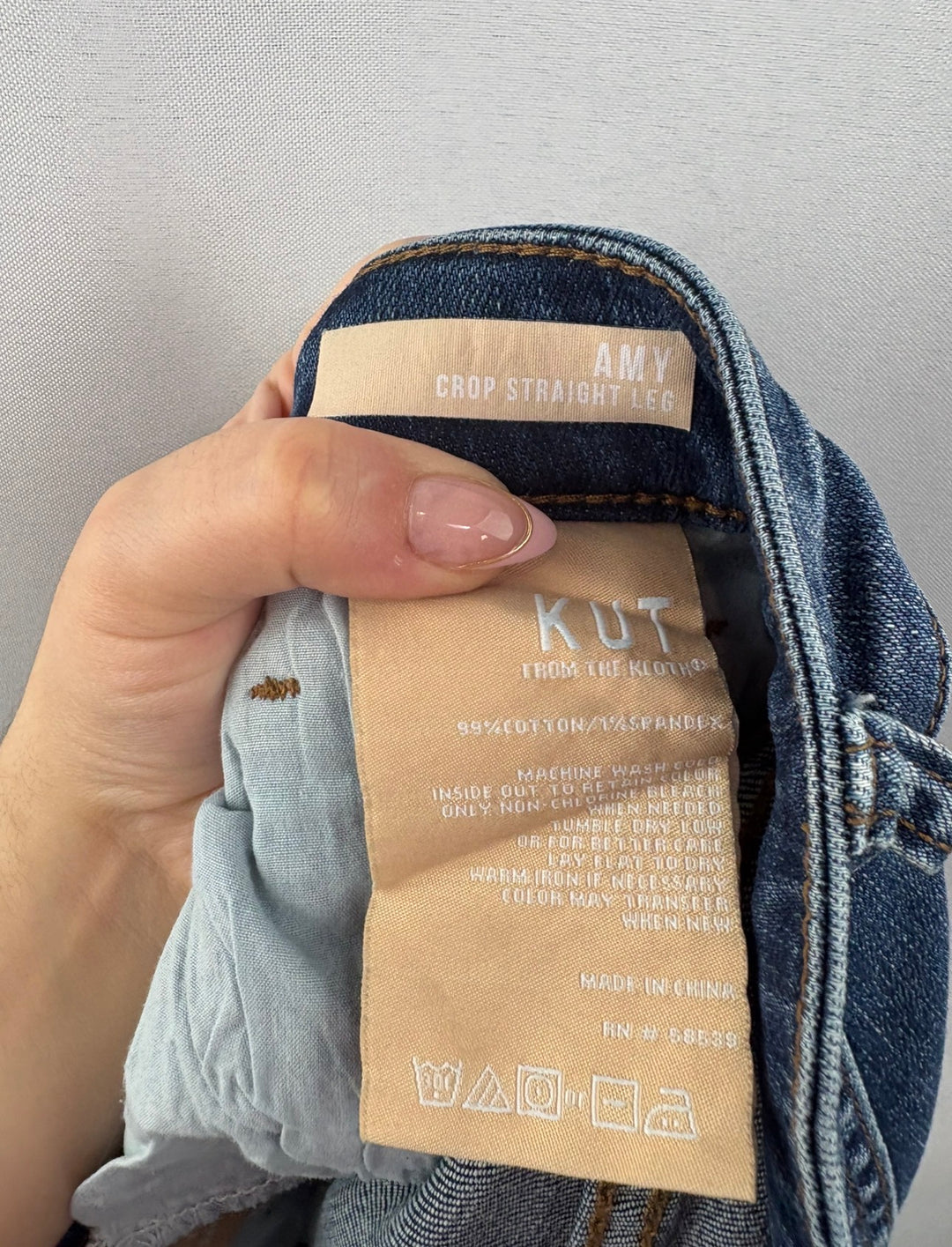 Women’s Kut Size 8 Medium Wash Blue Capri Jeans
