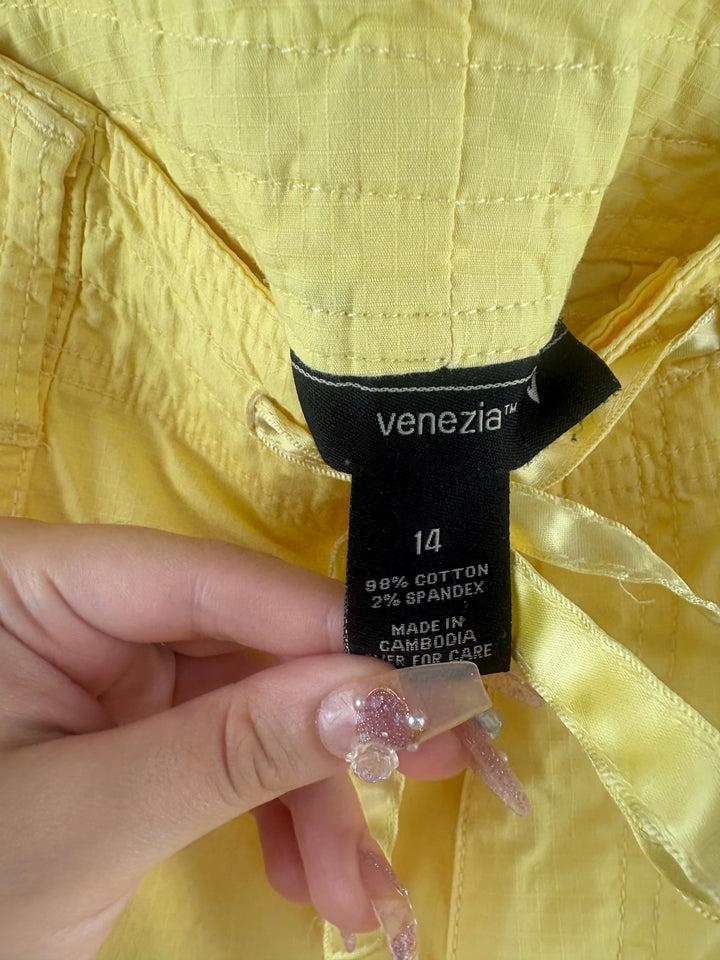 Women’s Venezia Size 14 Butter Yellow Cargo Capris