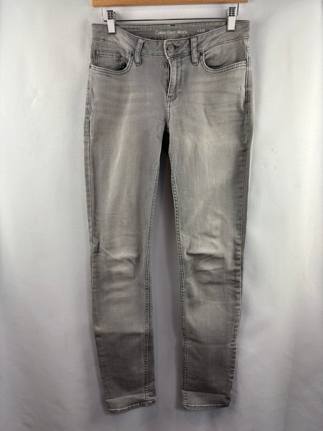 Women’s Calvin Klein Size 4x32 Light Gray Skinny Jeans