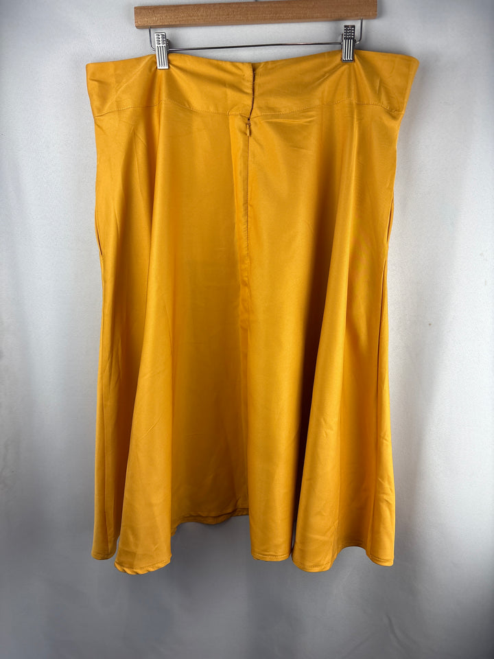 Women’s Unique Vintage Size 20 Gold Midi Skirt