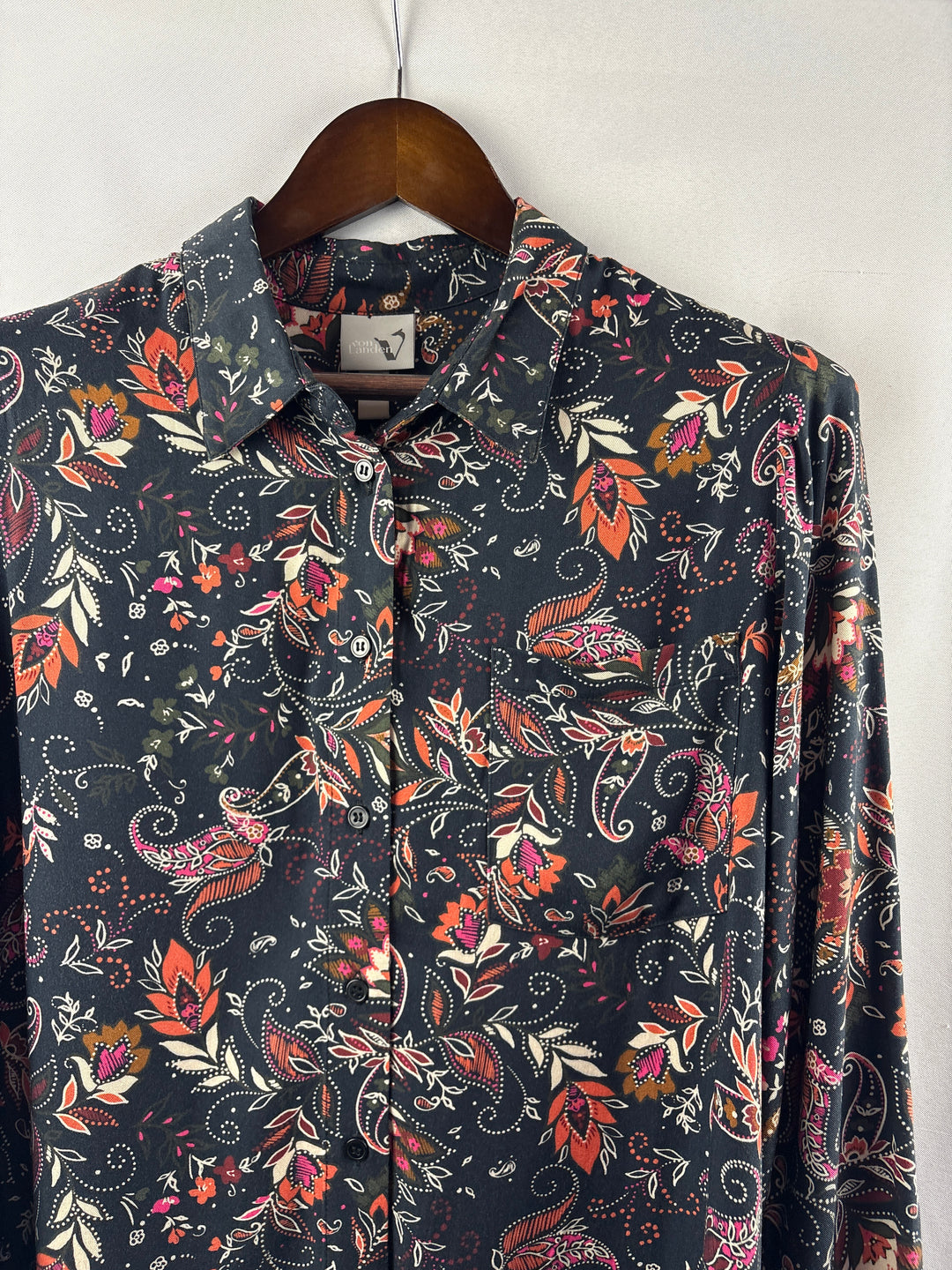 Women’s Von Landen Size 12/14 Navy Paisley Button Up