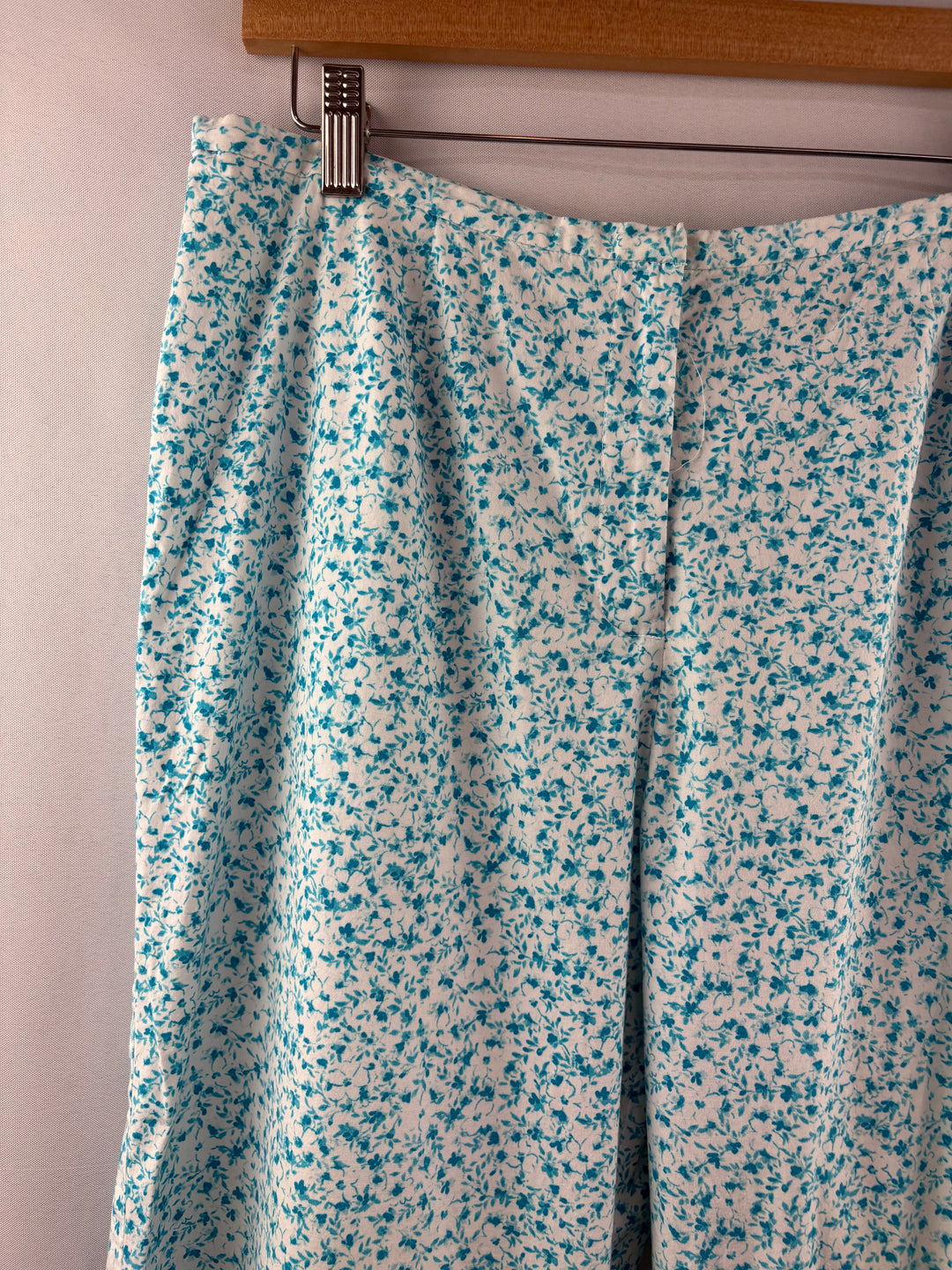 Women’s Norton Studio Size 14 White w/ Blue Florals Capris