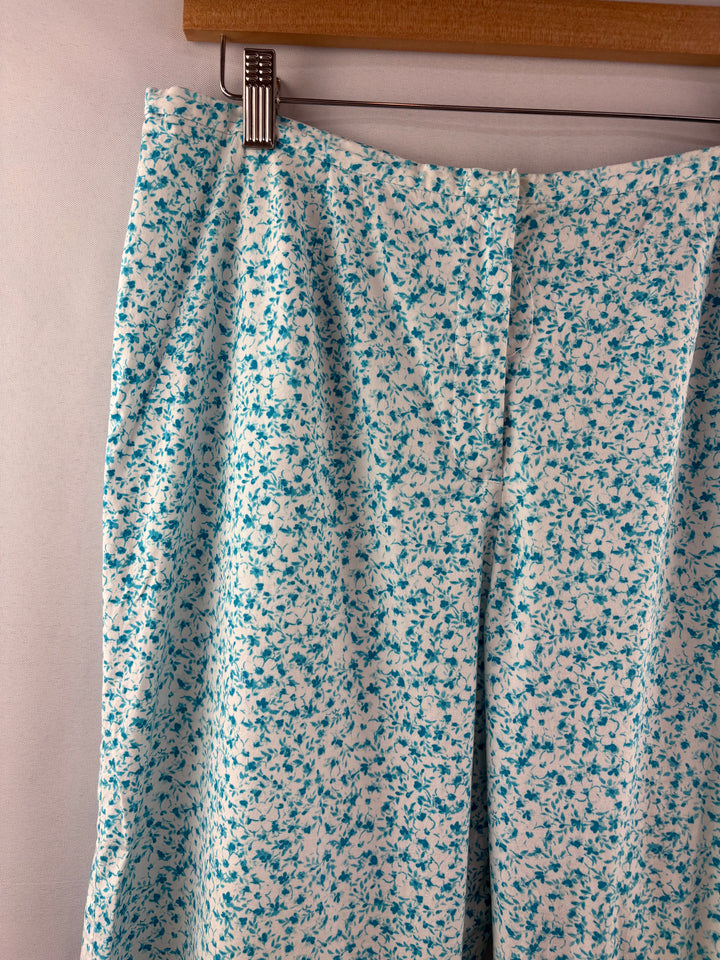 Women’s Norton Studio Size 14 White w/ Blue Florals Capris