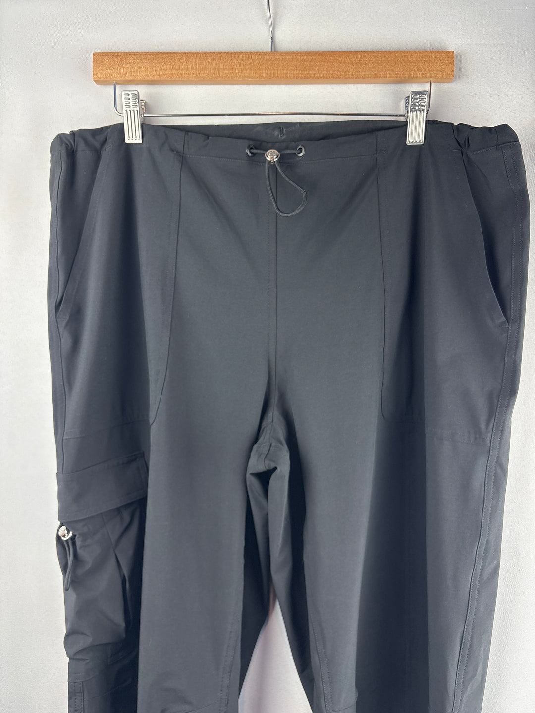 Women’s Alo Medium Black Cargo Parachute Pants
