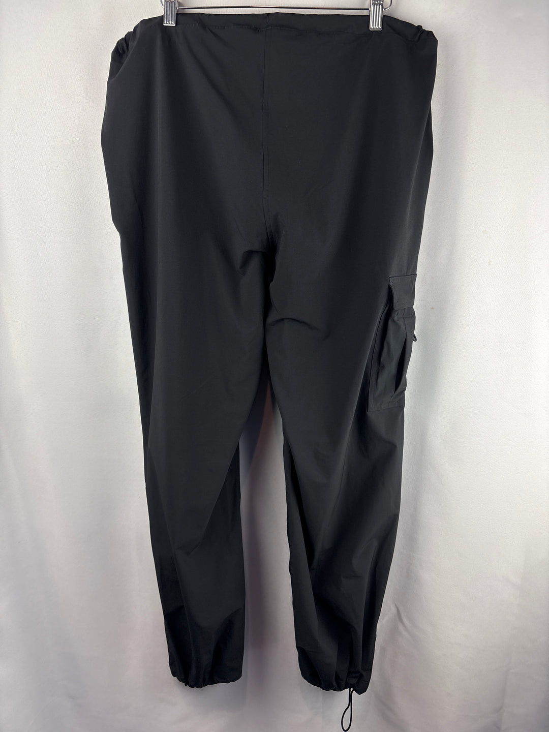 Women’s Alo Medium Black Cargo Parachute Pants