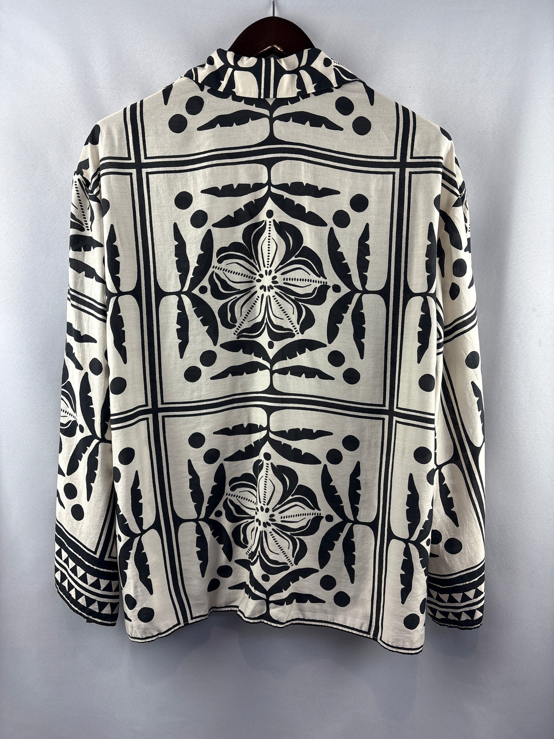 Women’s H&amp;M Large Cream Button Up w/ Black Abstract Pattern