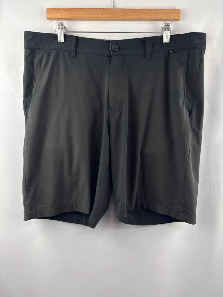 Men’s Travis Mathew Size 36 Black Golf Shorts