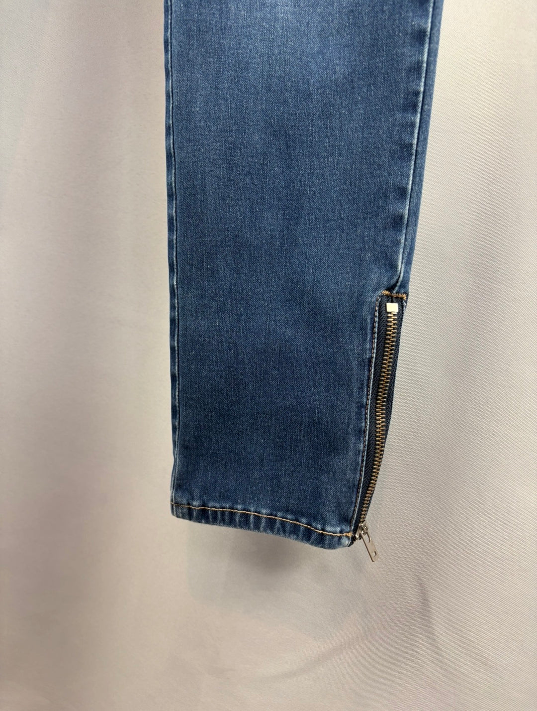 Women’s Levi’s Size 30 Medium Wash Blue Skinny Jeans