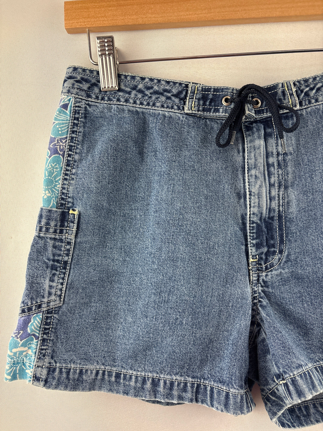 Women’s Old Navy Size 4 Blue Mini Jean Shorts w/ Floral Accents