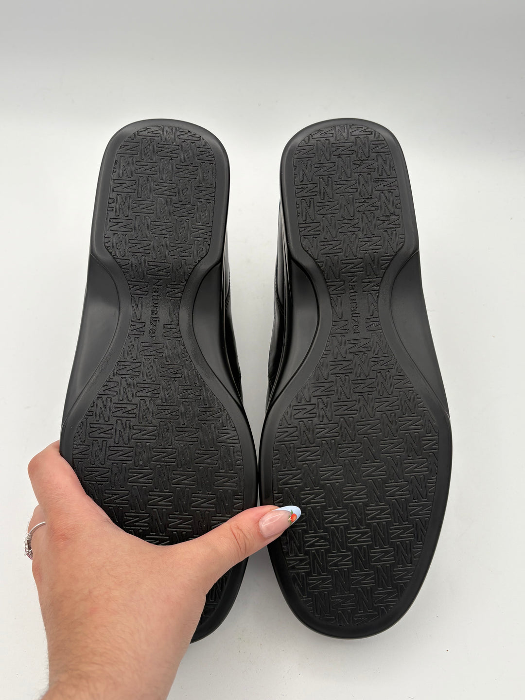 Women’s Naturalizer Size 8 Black Leather Zip Shoes