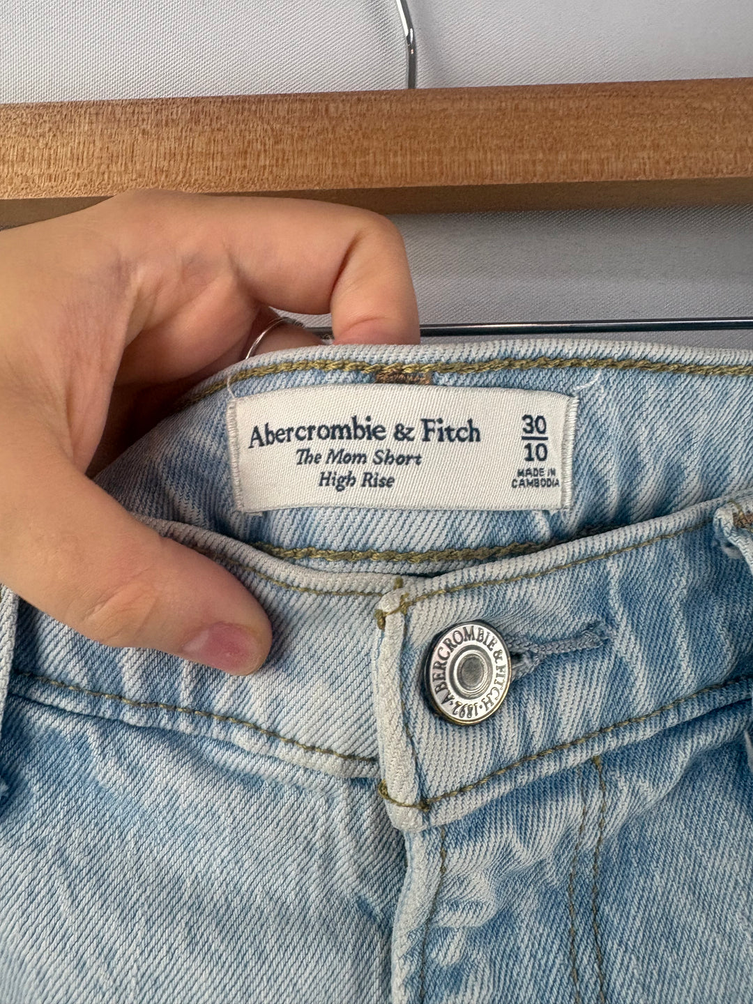 Women’s Abercrombie & Fitch Size 30/10 Light Wash Blue High Waisted Jean Shorts