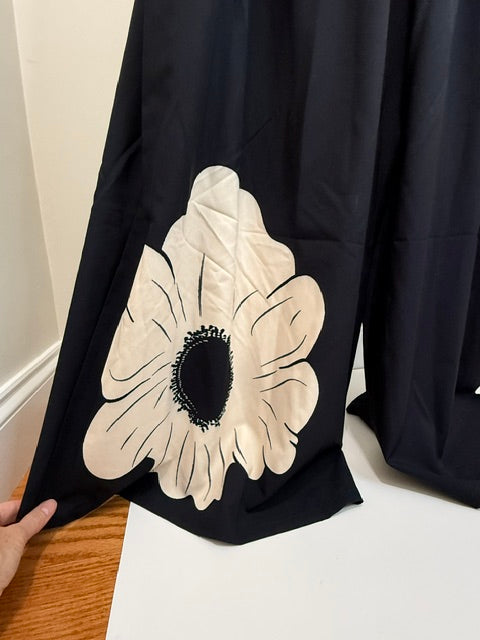 Oversized Minimalist Floral Overalls – Black with Cream Flowers  SzXL (NWT)