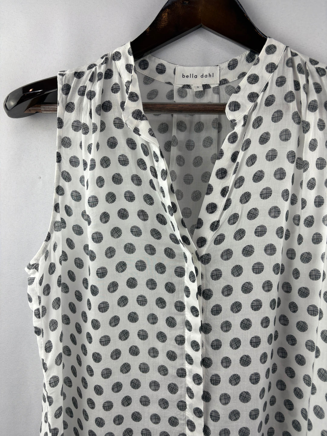 Women’s Bella Dahl Small White Sleeveless Blouse w/ Gray Polka Dots