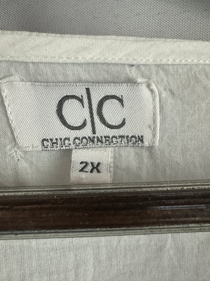 Women’s Chic Connection White and Blue Embroidered Blouse Size 2X