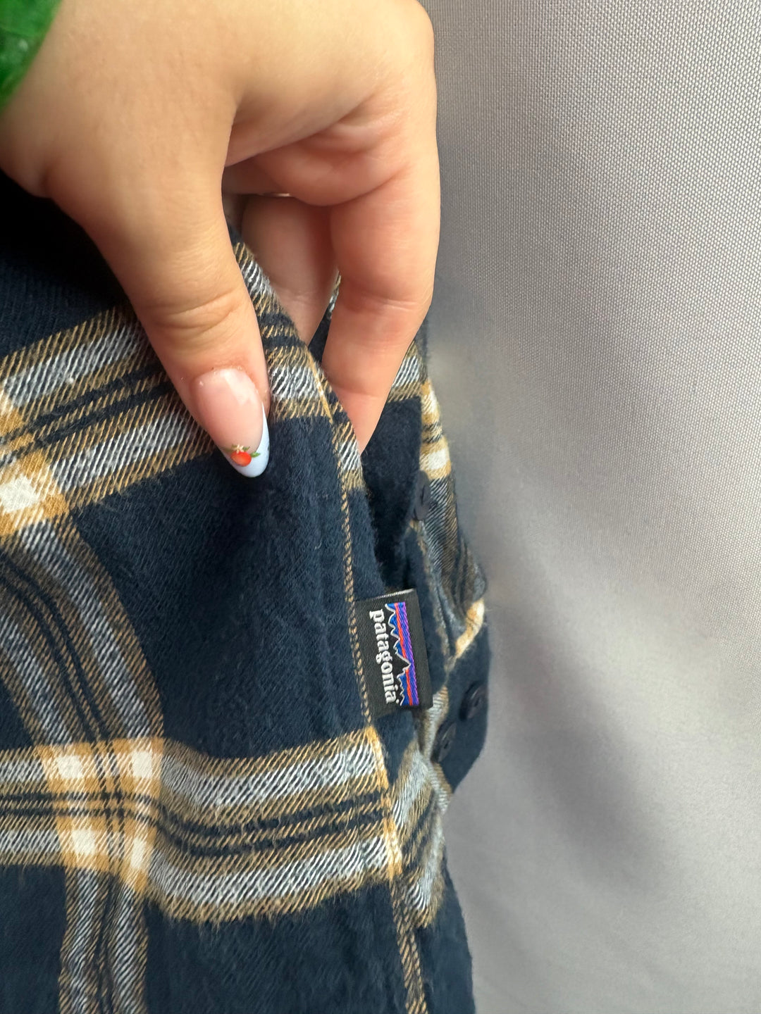 Men’s Patagonia Medium Navy Plaid Flannel Button Up