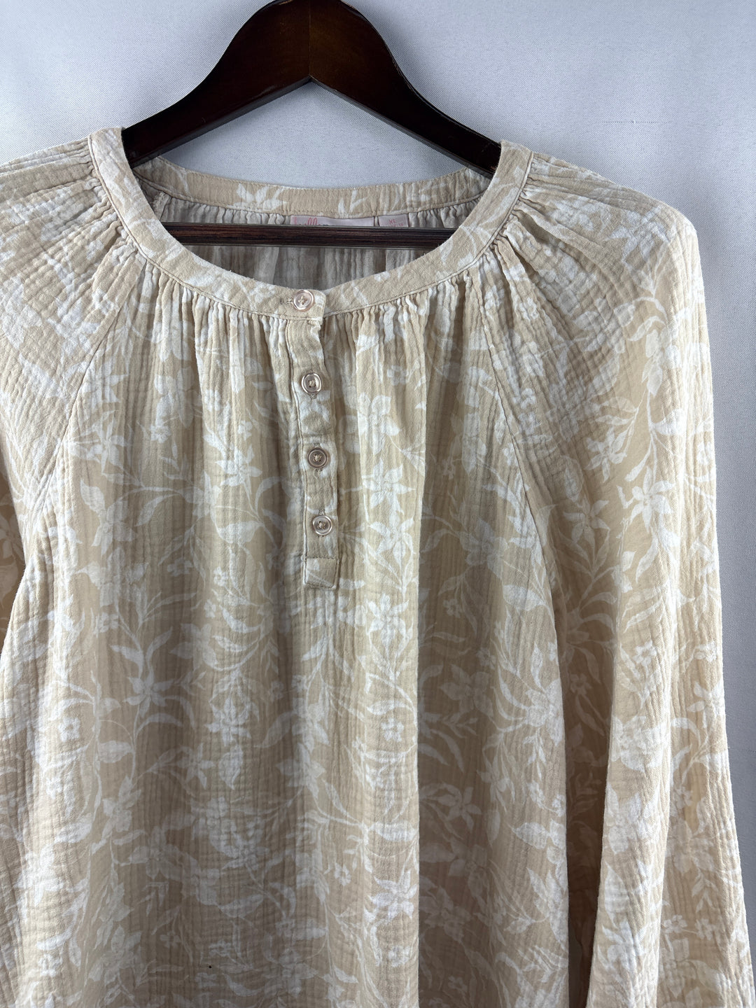 Women’s Belle by Kim Gravel XL Beige w/ White Floral Blouse