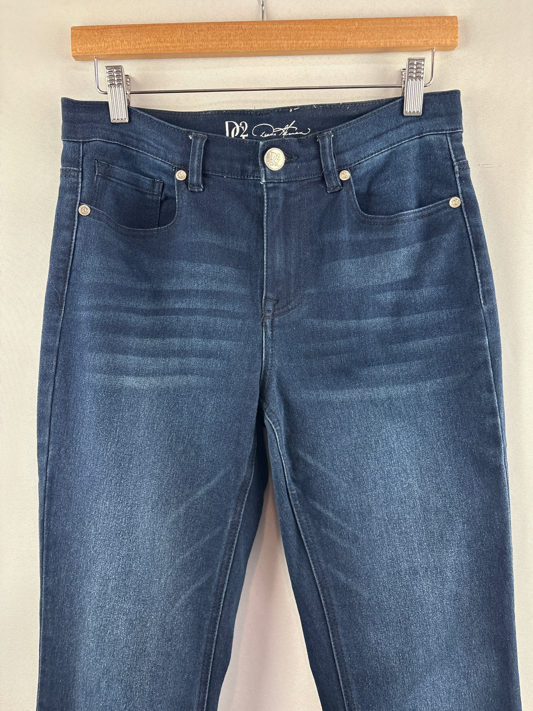 Women’s DG2 Size 6P Medium Wash Blue Straight Leg Jeans