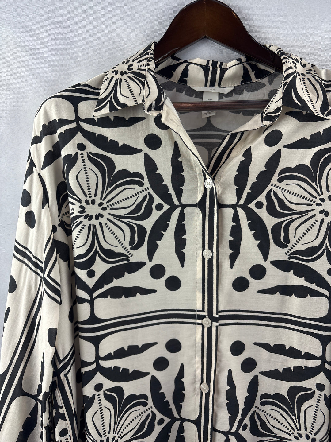 Women’s H&amp;M Large Cream Button Up w/ Black Abstract Pattern