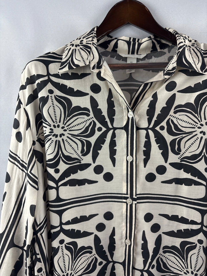Women’s H&amp;M Large Cream Button Up w/ Black Abstract Pattern