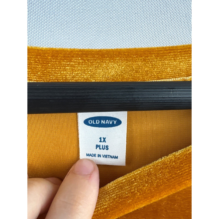 Women’s Old Navy Size 1X Gold Velvet Short Sleeve Shirt