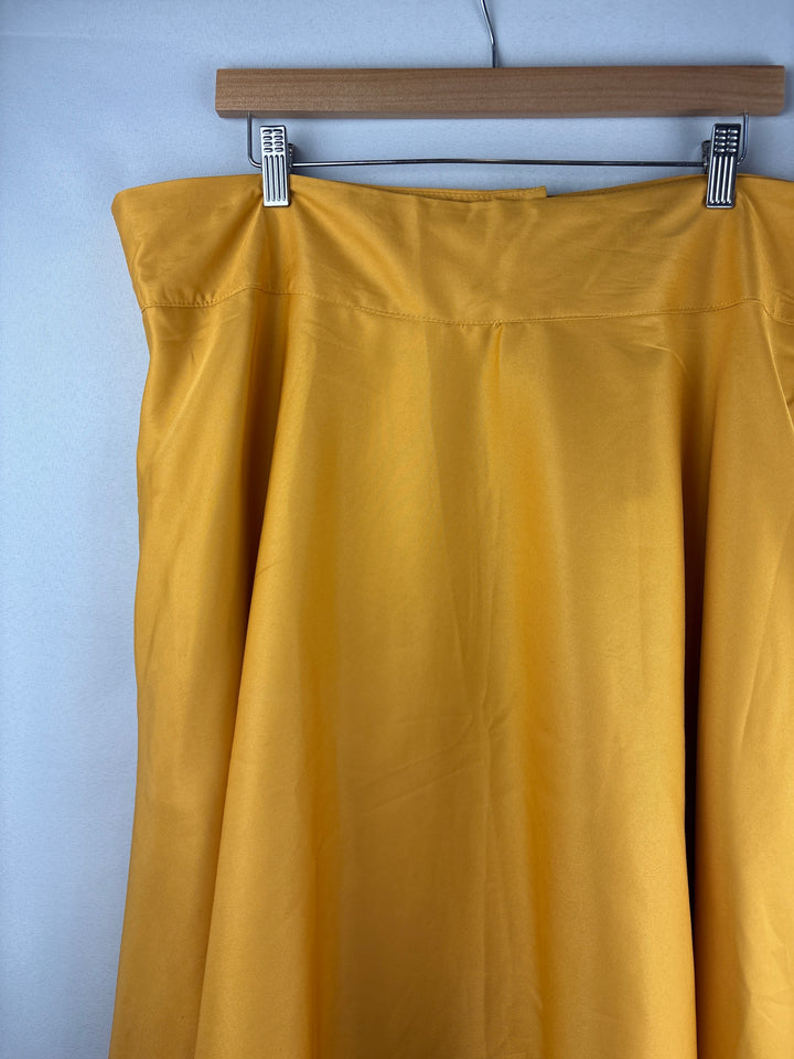 Women’s Unique Vintage Size 20 Gold Midi Skirt