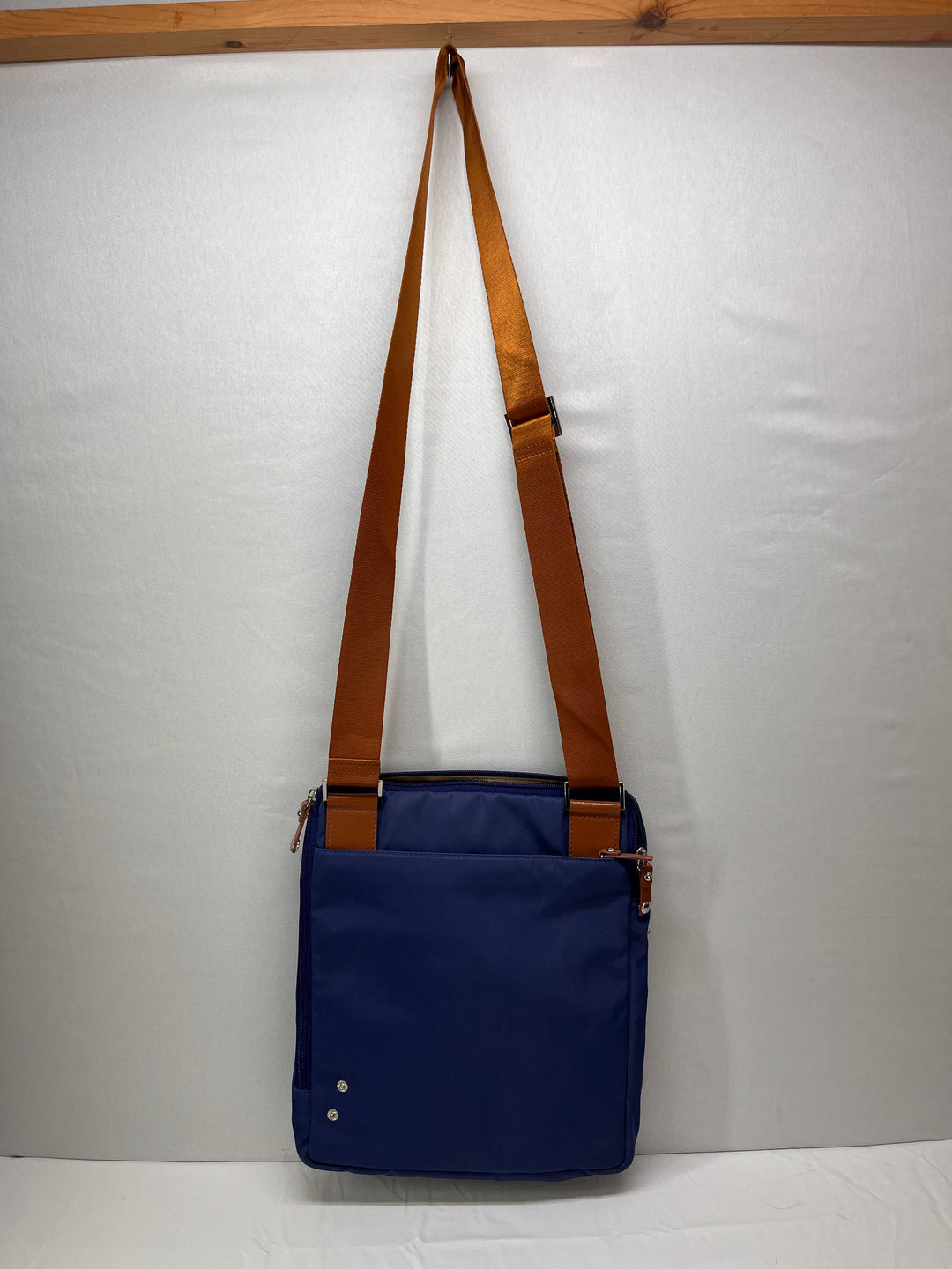 TravelSmith Anti Theft Crossbody Bag Travel Organizer Multi Pocket Shoulder Purse