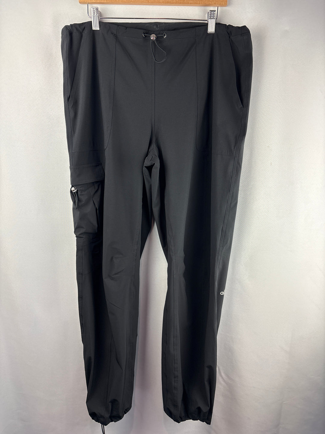 Women’s Alo Medium Black Cargo Parachute Pants