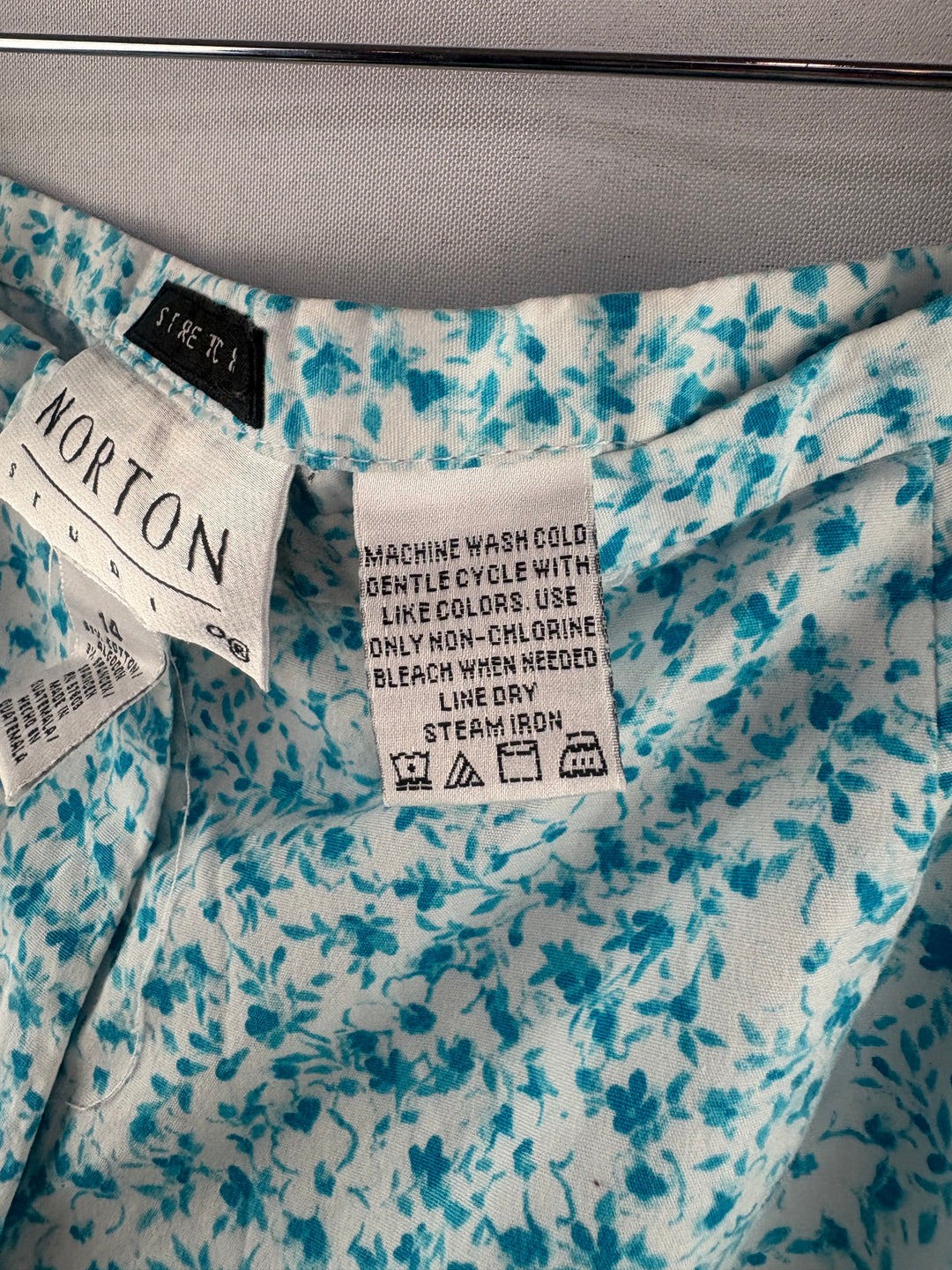 Women’s Norton Studio Size 14 White w/ Blue Florals Capris