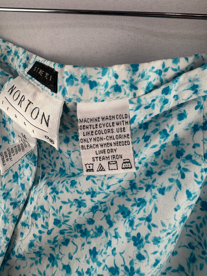 Women’s Norton Studio Size 14 White w/ Blue Florals Capris