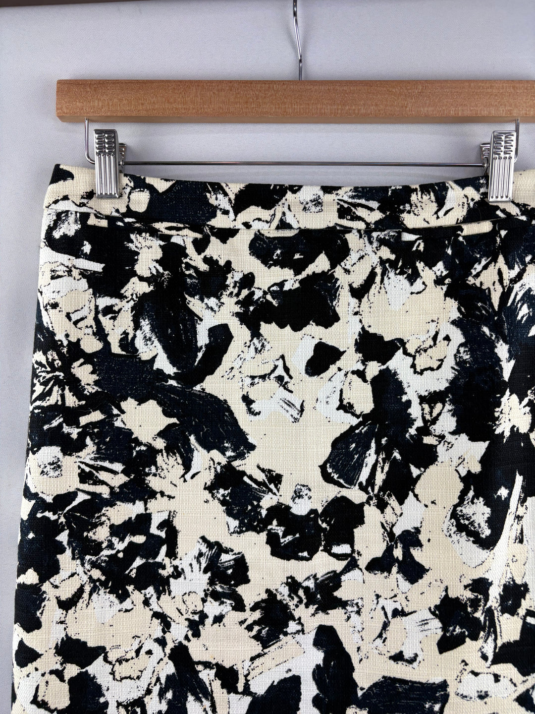 Women’s Halogen Size 4 Cream & Black Floral Pencil Skirt