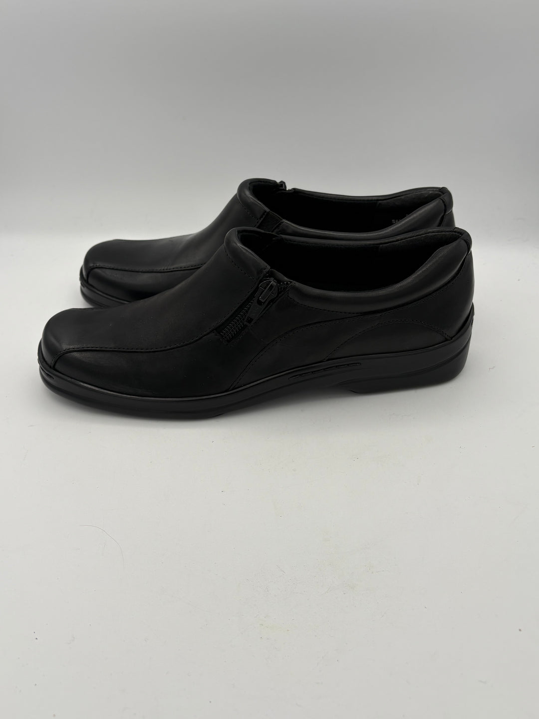 Women’s Naturalizer Size 8 Black Leather Zip Shoes