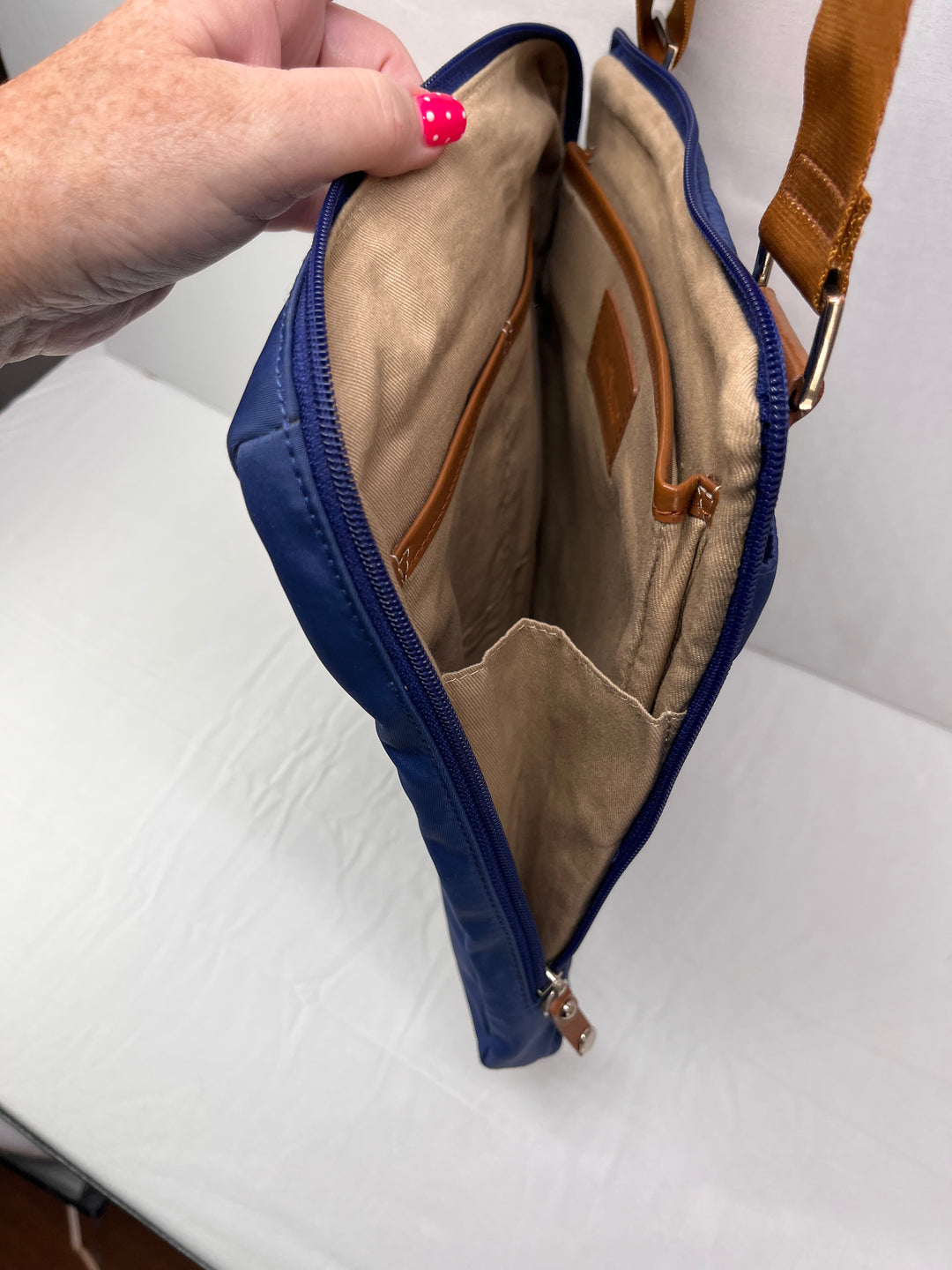 TravelSmith Anti Theft Crossbody Bag Travel Organizer Multi Pocket Shoulder Purse