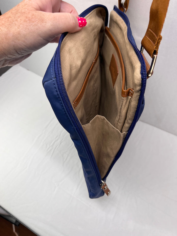 TravelSmith Anti Theft Crossbody Bag Travel Organizer Multi Pocket Shoulder Purse