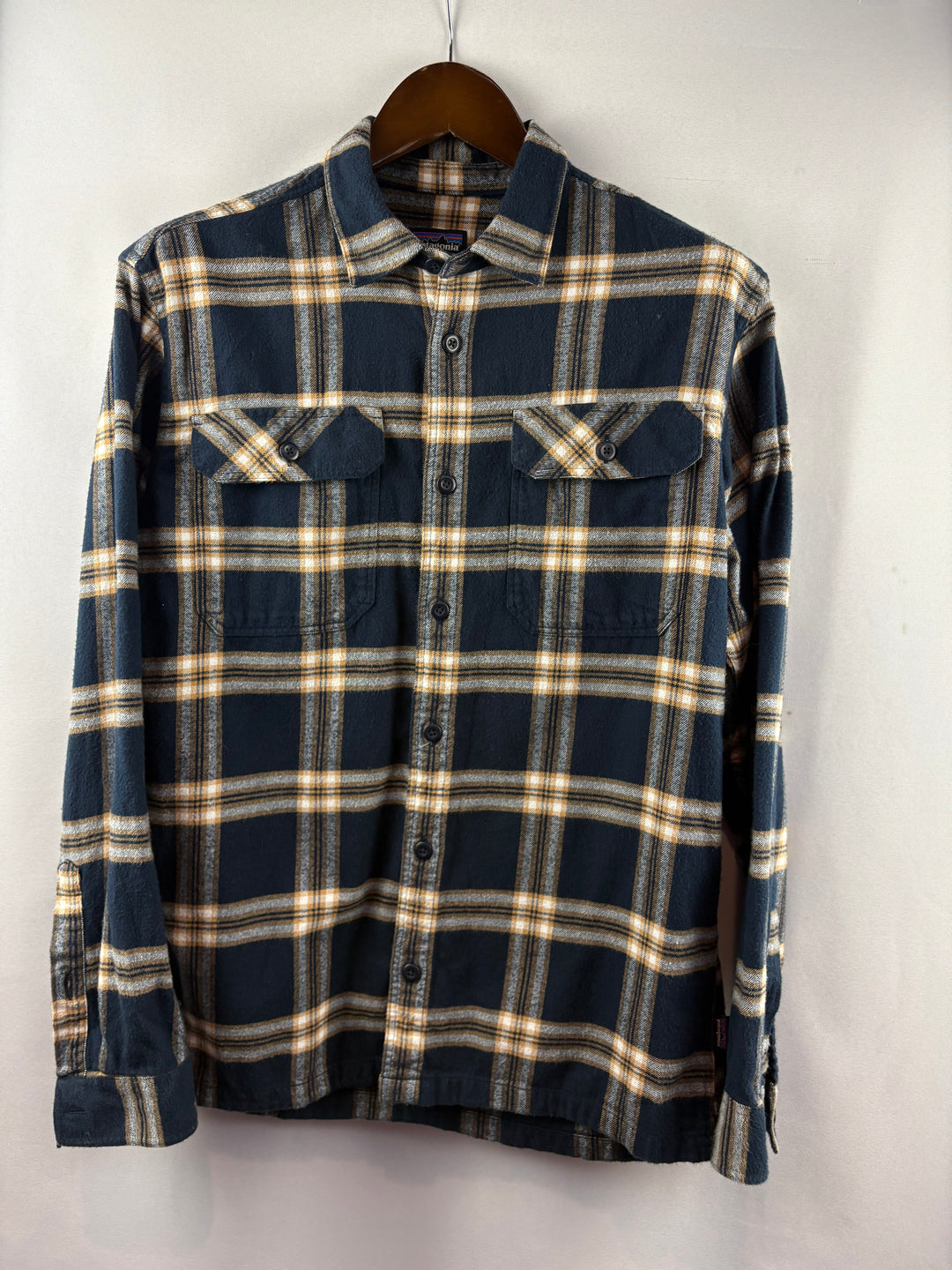 Men’s Patagonia Medium Navy Plaid Flannel Button Up