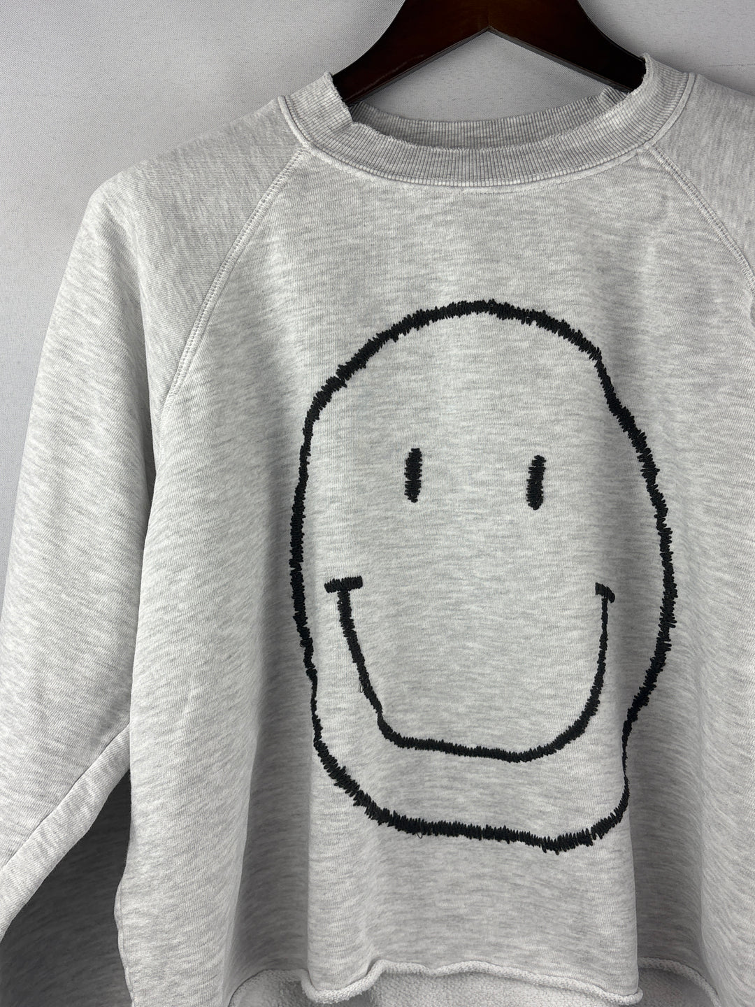Women’s I.S.M.B.S Medium Light Gray Smiley Cropped Sweater