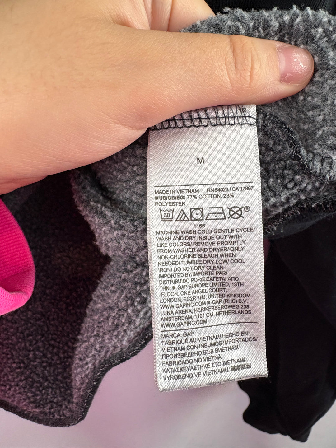 Women’s GAP Medium Black Crewneck Sweater