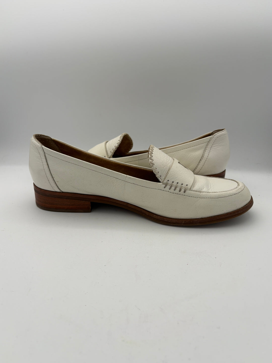 Women’s ED Ellen Degeneres Size 8.5 White Leather Loafers