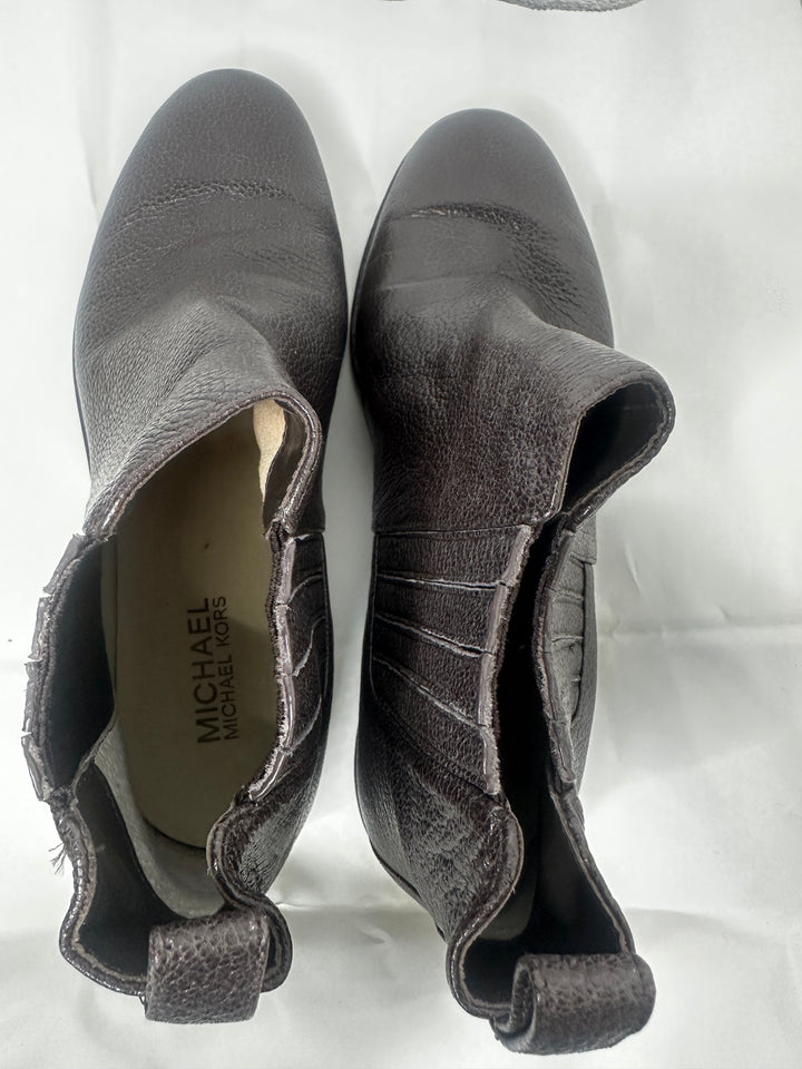 Michael Kors Chelsea boot with pebbled leather and stylish chain