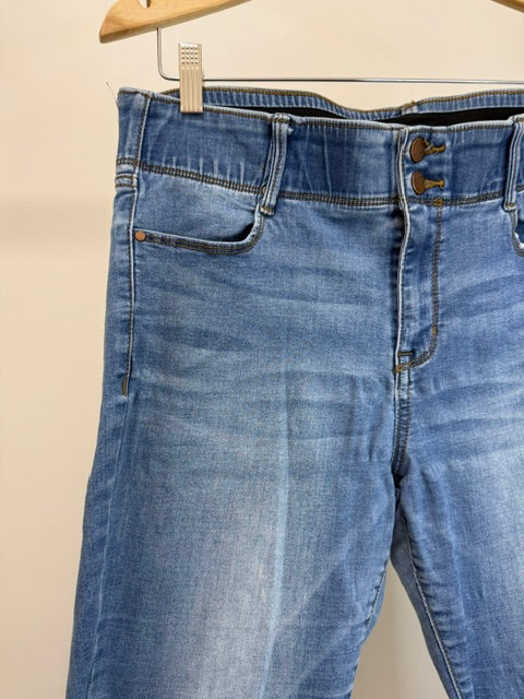 APT. 9 Skinny Jeans (Light Wash, Stretch, 28” Inseam) Sz14